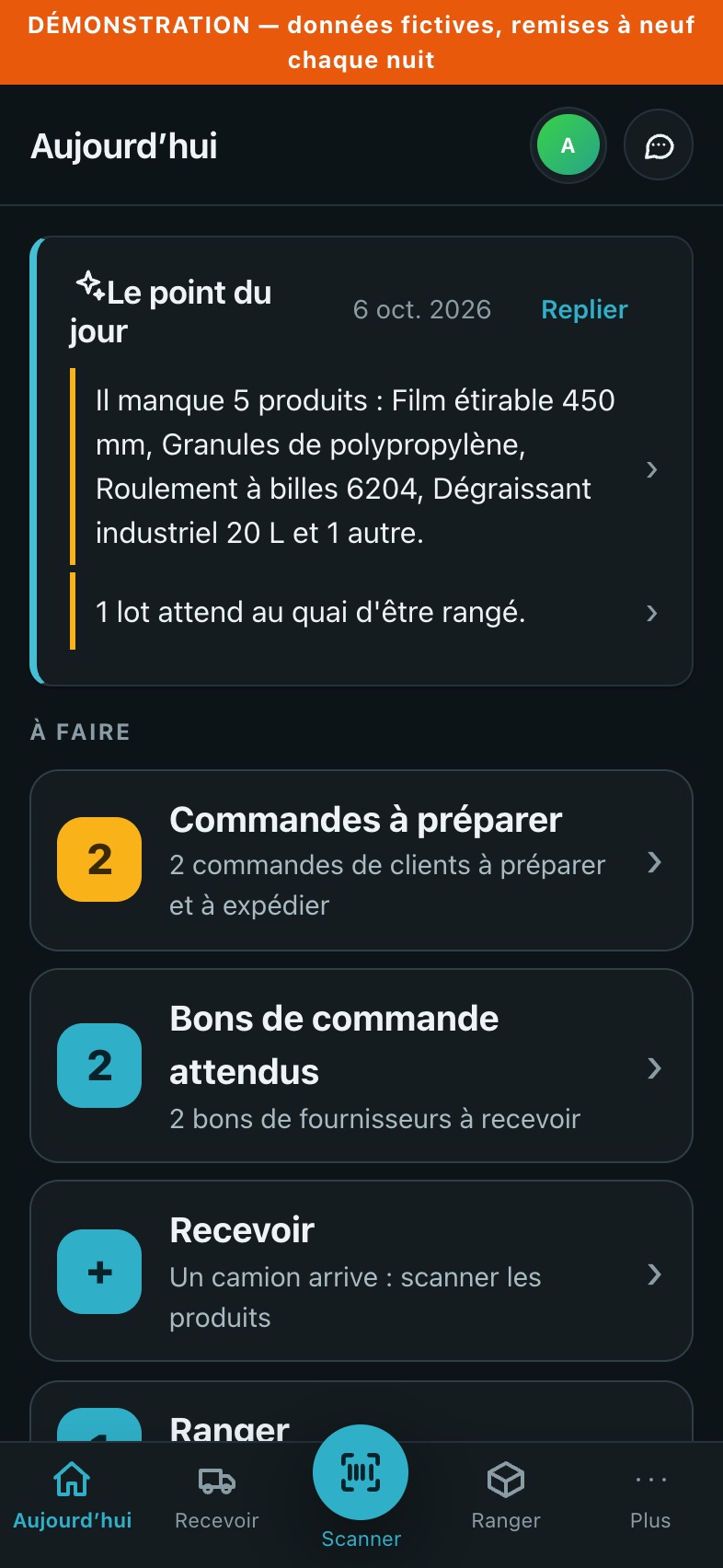 L’écran du matin au téléphone, dans un atelier : cinq produits manquent ; dessous, les commandes à préparer et les bons de commande attendus